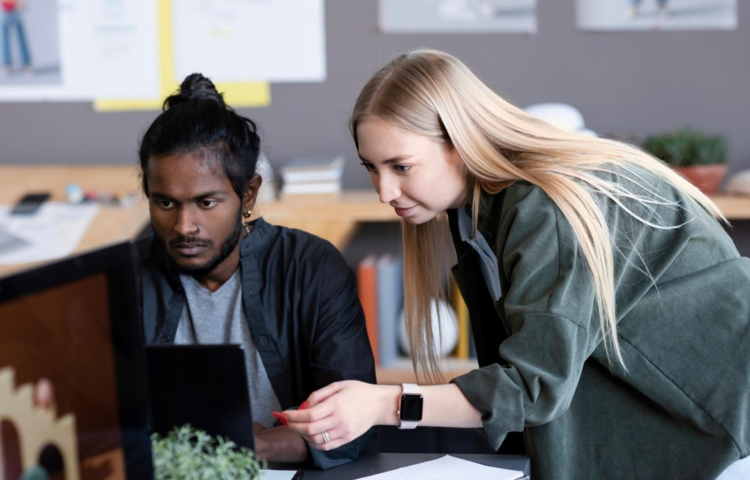 Sessions de travail collaboratif sur projets financiers réels